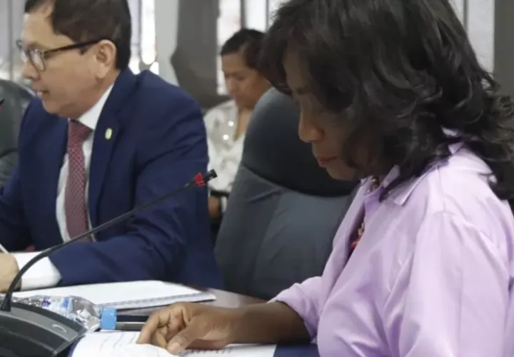 La ministra Lucy Molinar en la Comisión de Presupuesto en la Asamblea Nacional (AN). Foto: Meduca