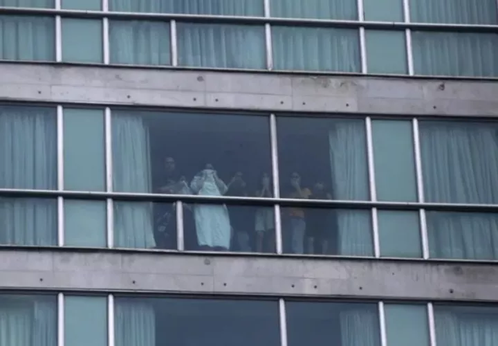 Migrantes deportados que estaban hospedados en un hotel. Foto: EFE
