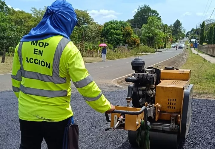 Cuadrillas del MOP están reparando calles en varias provincias, como Veraguas. Foto: Cortesía