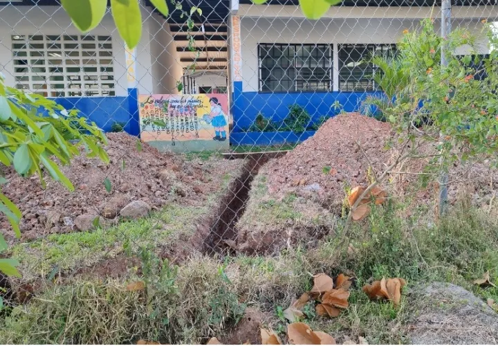 Este lunes, en la mayoría de las escuelas eran evidentes las filas de padres de familia solicitando cupos y cambios de turno para sus acudidos. Foto. Eric Montenegro