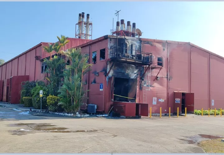 La explosión causó además un incendio dentro de una galera que aloja un cuarto de máquinas y varias oficinas en la planta alta. Foto. Eric Montenegro