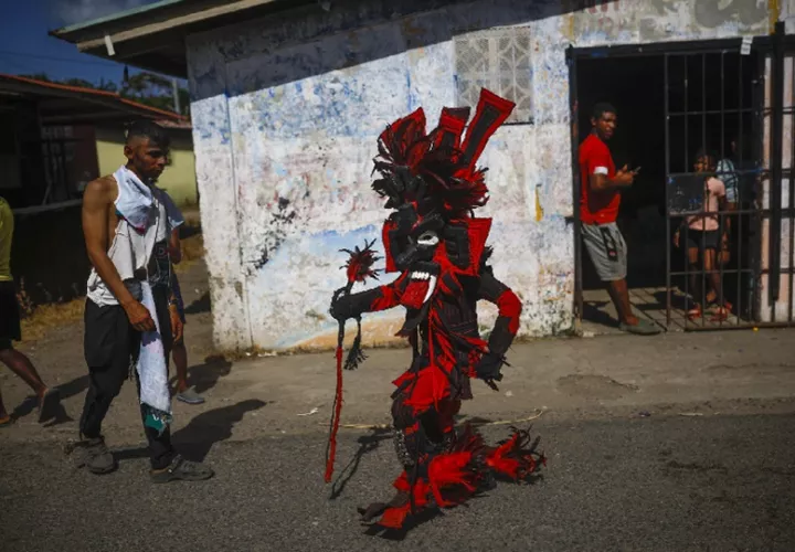 Personas participan en el 'Bautizo de los Diablos' este miércoles, en el pueblo costero de Nombre de Dios provincia de Colón (Panamá).  Foto: EFE