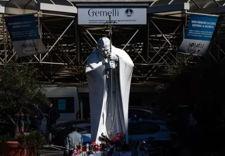 Estatua del papa Juan Pablo II en la entrada del Hospital Gemelli. Foto: EFE / EPA / Giuseppe Lami