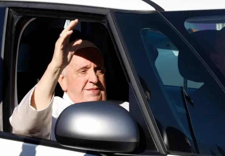 El papa Francisco tras su operación de hernia en 2023. Foto: EFE / EPA / Fabio Frustaci