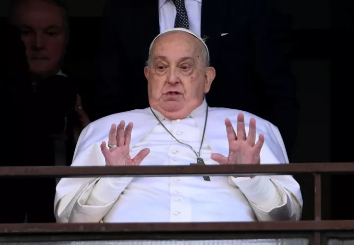 El papa Francisco saludando a la multitud que le esperaba en las puertas del hospital. Foto: EFE