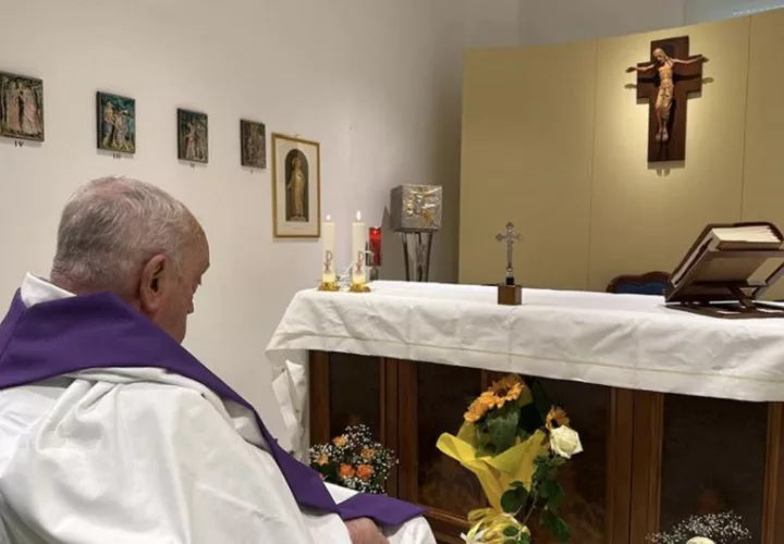 El papa en silla de ruedas frente al altar vestido de blanco y con una estola morada. Foto: EFE