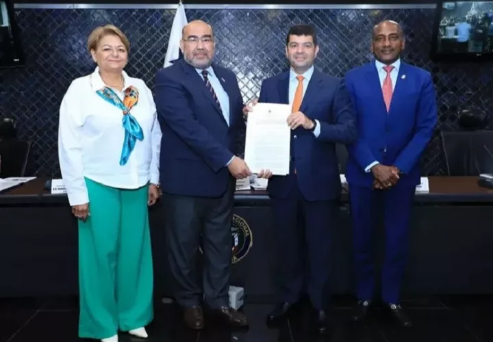 Pedro Sittón junto a miembros de la Comisión de Relaciones Exteriores. Foto: Cortesía
