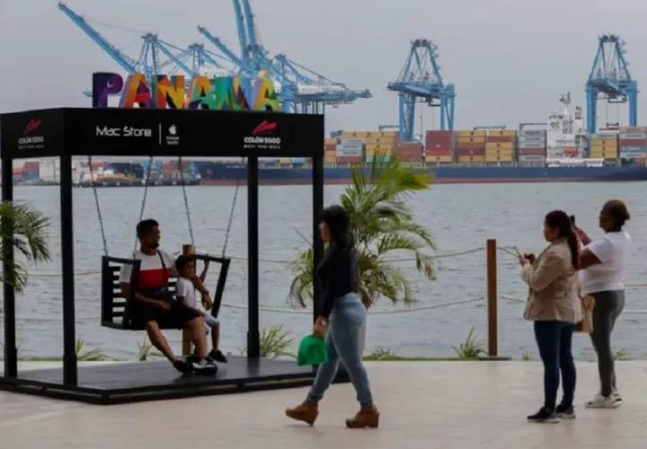 Turistas visitando Panamá con la vista de uno de los puertos ubicados en la entrada del Canal, al fondo. Foto: EFE/ Bienvenido Velasco