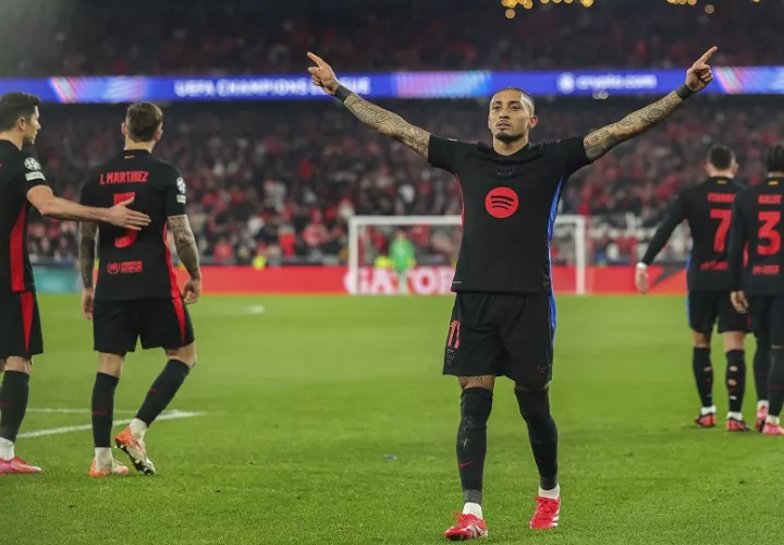 El brasileño Raphinha festeja el gol del Barcelona. Foto: EFE