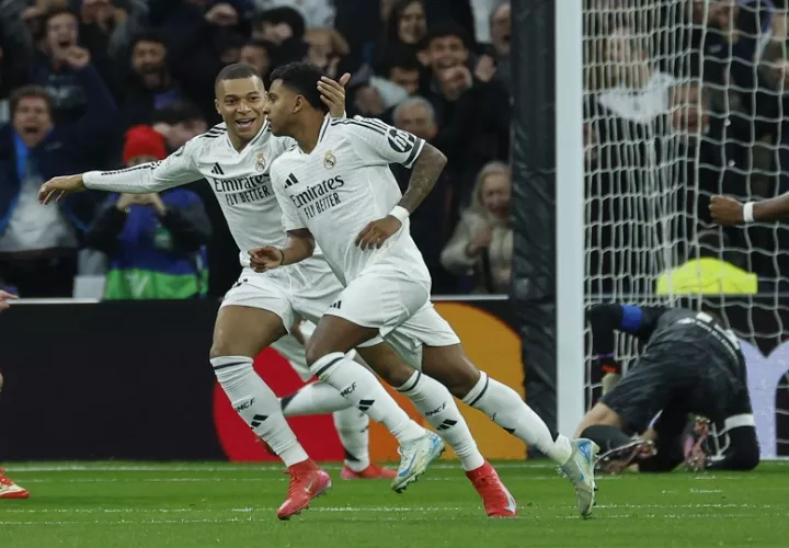 Rodrygo (der.) y Mbappé festejan el primer gol del Real Madrid ante Atlético. Foto: EFE