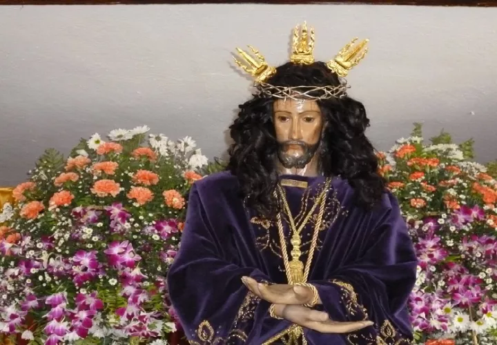 En la Basílica Menor de Atalaya, que guarda la mayoría de los primeros vestidos usados desde las primeras romerías por el cristo Jesús Nazareno. Foto. Melquiades Vásquez