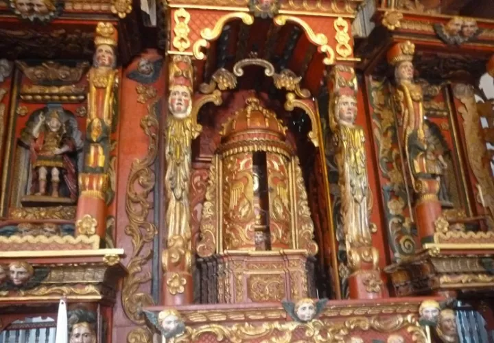 En el distrito de San Francisco, se encuentran altares y retablos de la iglesia colonial que datan de más de 400 años. Foto. Melquíades Vásquez