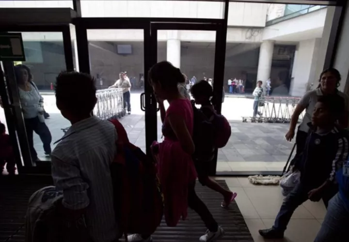 Migrantes que fueron deportados a El Salvador. Foto: Archivo/EFE