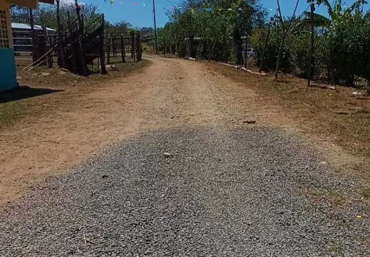 Los moradores del área están en la espera de que las actuales autoridades del sector investiguen cuándo terminarán de asfaltar la carretera. Foto. Melquíades Vásquez