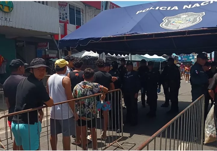 En los operativos realizados en los puntos de control dueron decomisados objetos punzo cortantes debido a que las personas portaban armas blancas, envases de vidrio, entre otras cosas. Foto.Melquíades Vásquez