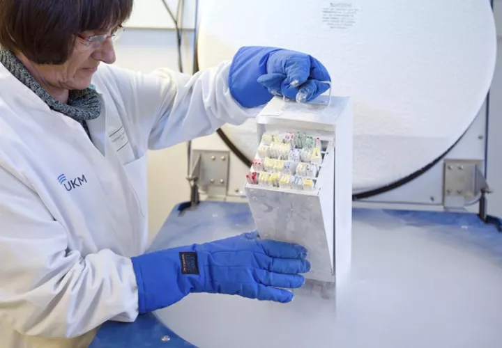 En la imagen de archivo, una asistente médico almacena muestras de esperma en el Centro de Medicina de Reproducción de Muenster, Alemania. Foto: EFE