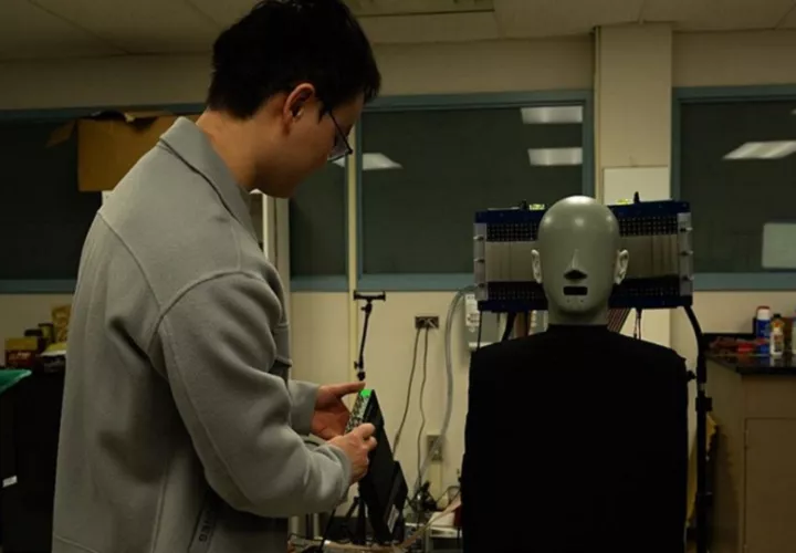 Uno de los investigadores Jia-Xin Zhong, usa un ma niquí con micrófonos en las orejas para medir la presencia o ausencia de sonido. Foto: EFE