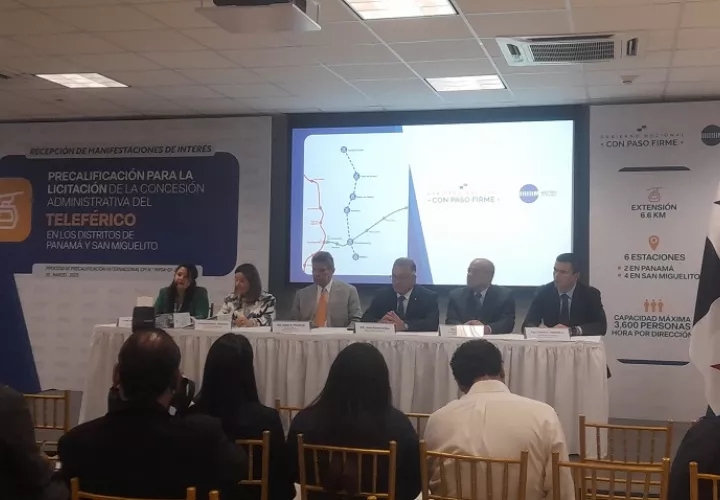 El ministro de la Presidencia, Juan Carlos Orillac (centro en la mesa) participó en la entrega y apertura de propuestas. Foto: Vivian Jiménez