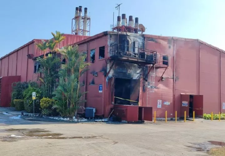 La explosión causó además un incendio dentro de una galera.  Foto: Eric Montenegro
