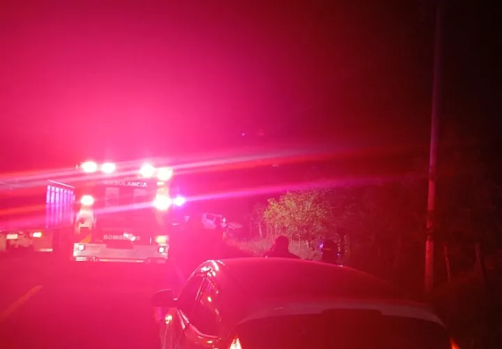 El vehículo en el que viajaba la víctima junto a dos acompañantes  colisionó violentamente contra un objeto fijo. 