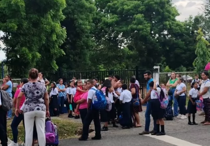 La Asociación de Padres de Familia convocó a una manifestación para expresar su descontento ante la falta de respuesta de las autoridades educativas. Foto. Thays Domínguez