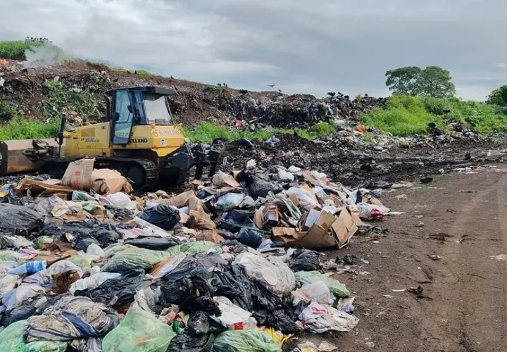 Las tarifas de aseo en Tonosí se mantienen en $2.00 para los hogares en Tonosí cabecera, $3.00 en los corregimientos, y entre $5.00 y $10.00 para el sector comercial. Foto. Thays Domínguez