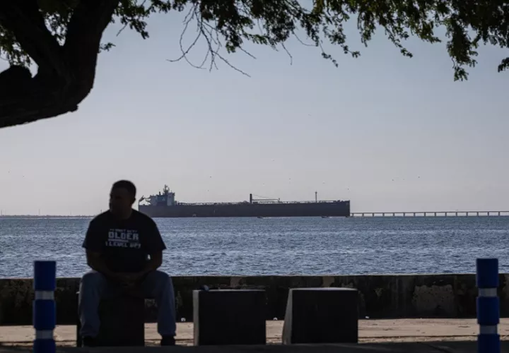 Fotografía de archivo donde se observa un buque carguero de petróleo en el lago de Maracaibo (Venezuela). Foto: EFE
