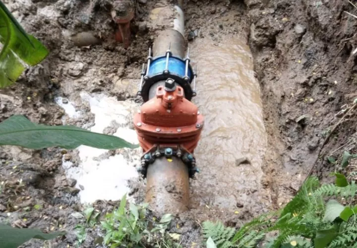 Instalación de válvula en la línea de conducción de agua potable en Pedernal. Foto: Cortesía