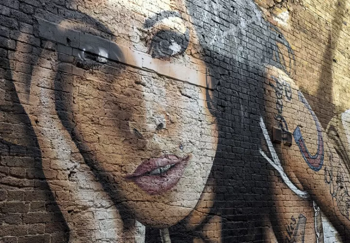 Un mural en Londres, recuerda a Amy Winehouse, fallecida a los 27 años en 2011. Foto: EFE