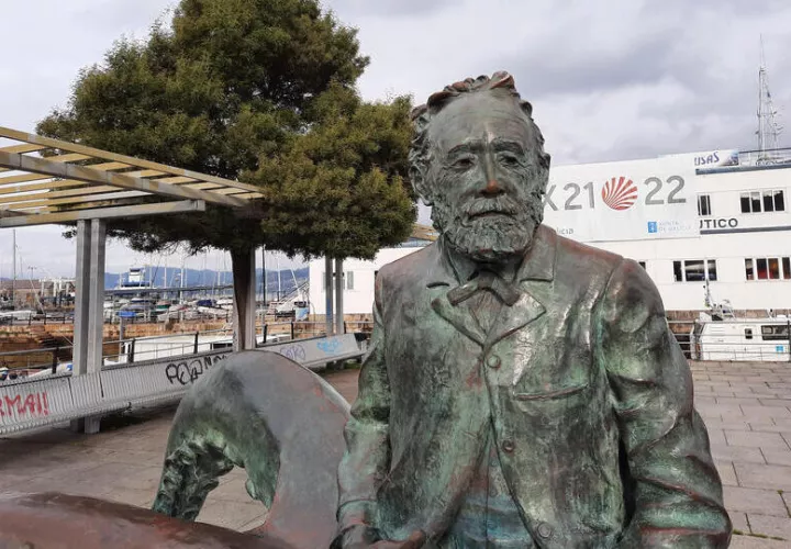 Escultura del escritor francés Julio Verne en el puerto de Vigo. Foto: EFE