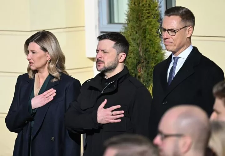 El presidente de Ucrania, Volodímir Zelenski, su esposa, Olena Zelenska, y su homólogo finlandés, Alexander Stubb. Foto: EFE