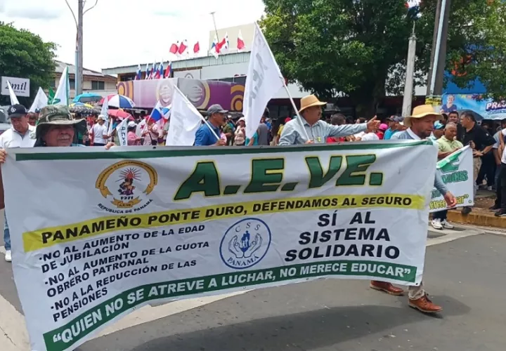 Los educadores de los diferentes gremios magisteriales en Veraguas, también se concentraron de forma masiva en su bastión de lucha AEVE desde tempranas horas de la mañana en una asamblea general. Foto. Melquíades Vásquez