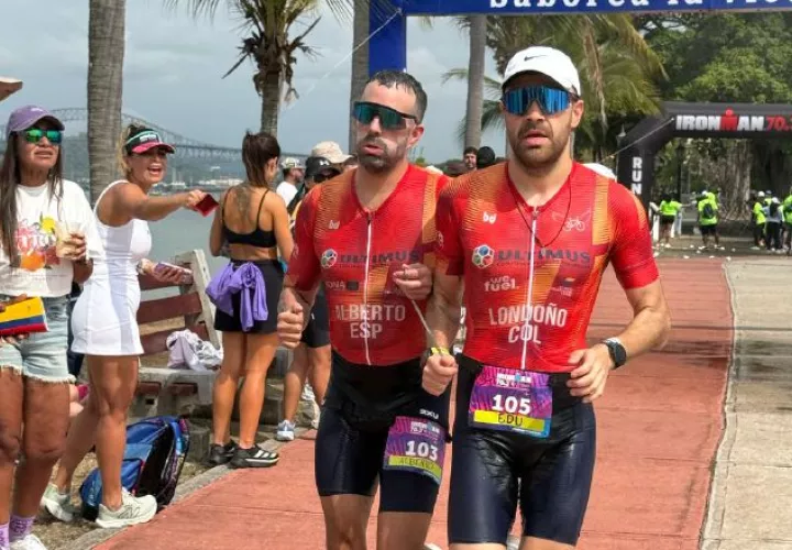 Alberto Carrillo (izq.) en su participación en el Ironman 70.3 de Panamá. Foto: Cortesía