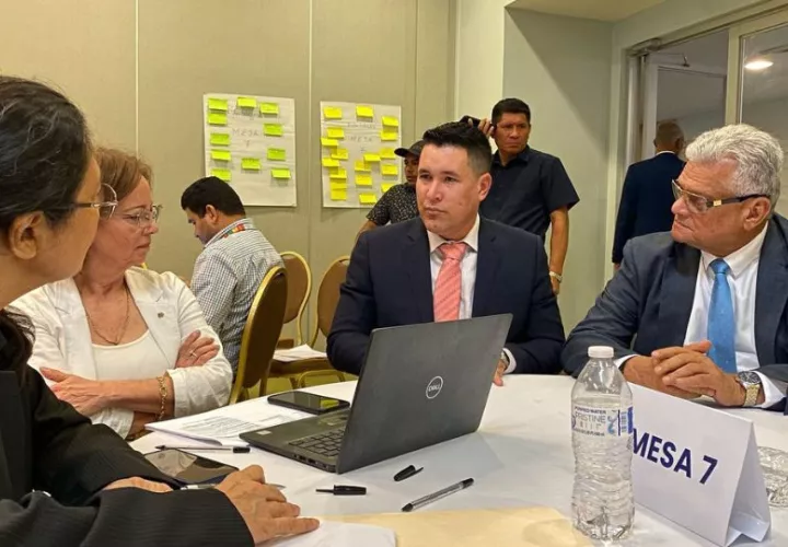 Alcaldes y representantes han realizado mesas de trabajo. Foto: Cortesía