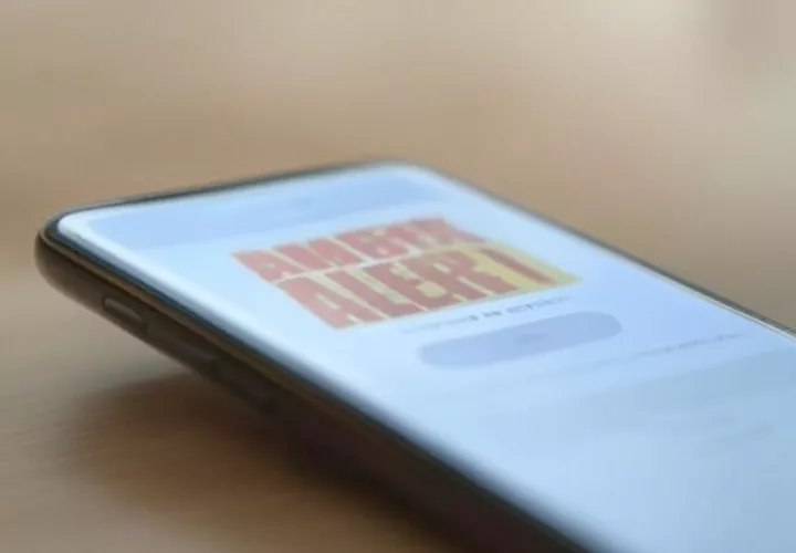 Se dispondrá de una aplicación móvil para que las personas puedan recibir las notificaciones. Foto: Ilustrativa / Grok