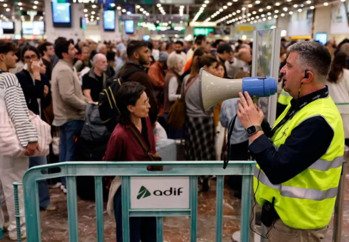 El apagón afectó los servicios ferroviarios. Foto: EFE
