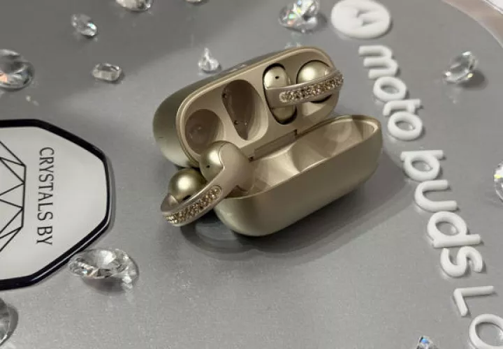 Auriculares Buds Loop de Motorola color beige champán con los cristales de Swarovski durante un evento este miércoles, en Nueva York (Estados Unidos). EFE