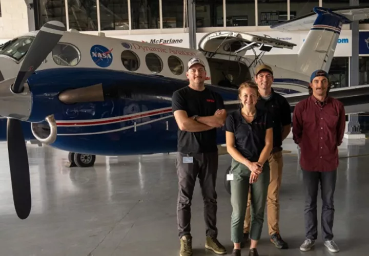 John Chapman, Katarina Kinne, Matt Roy y Michael Bernas en el Aeropuerto Marcos A. Gelabert en Ciudad de Panamá, listos para sobrevolar Panamá y Costa Rica con el avión N53W de la NASA detrás de ellos. Crédito: Ana Endara
