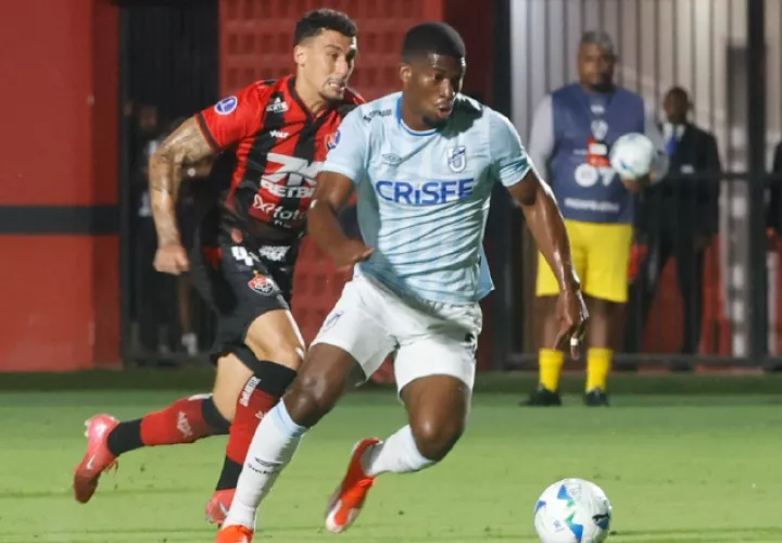 El panameño Azarias Londoño de Universidad Católica (der.) disputa el balón contra Gabriel Baralhas del Vitoria. Foto: EFE