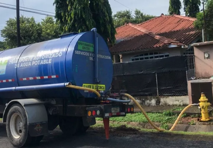 El agua llega solo en la madrugada y por pocas horas, pero ya hemos pasado más de un día sin servicio”. Foto. Thays Domínguez