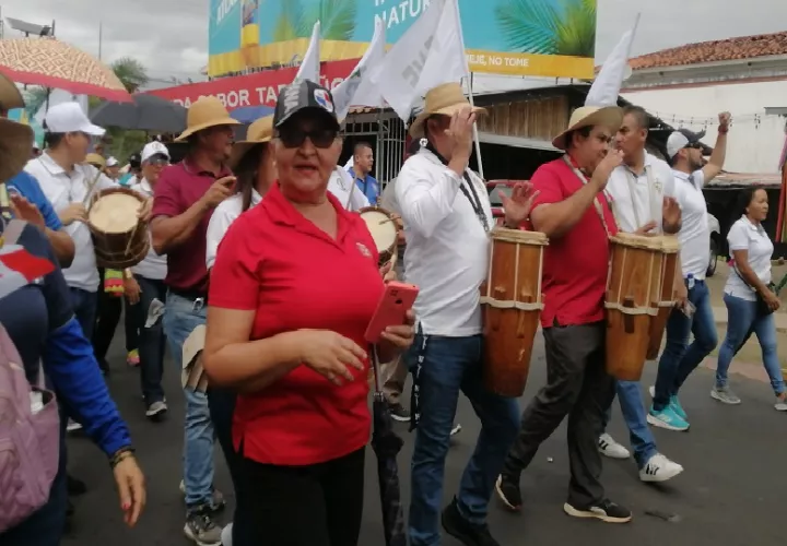 En la región de Azuero los docentes salieron a la calle a protestar al son del tamborito . Foto. Thays Domínguez