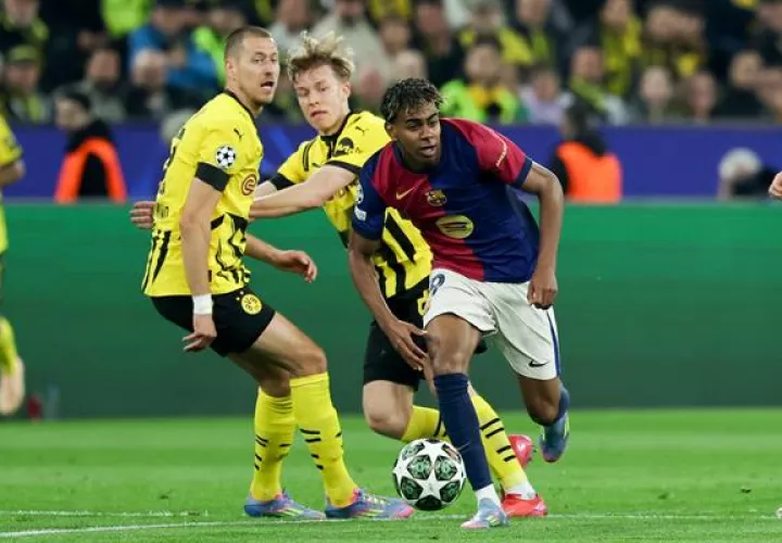 Lamine Yamal de Barcelona  es acechado por Waldemar Anton del Dortmund. Foto: EFE