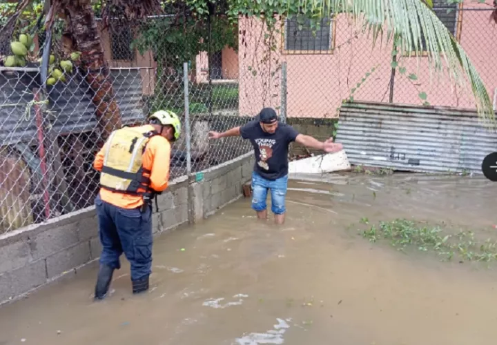 Personal realiza las evaluaciones de las viviendas afectadas en Bocas del Toro. Foto. Sinaproc