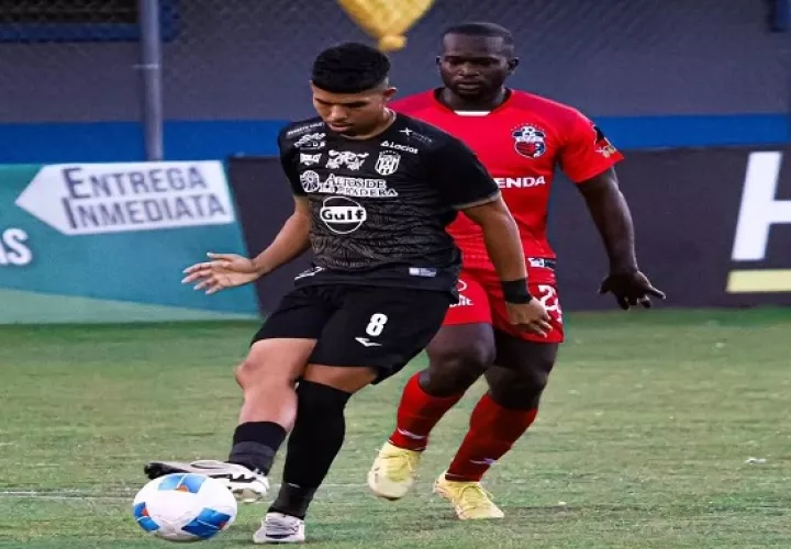 Yeison Ramírez jugador del CAI (8) despeja el balón ante la marca de Gabriel Chiari del San Francisco (22). Foto: @LPF