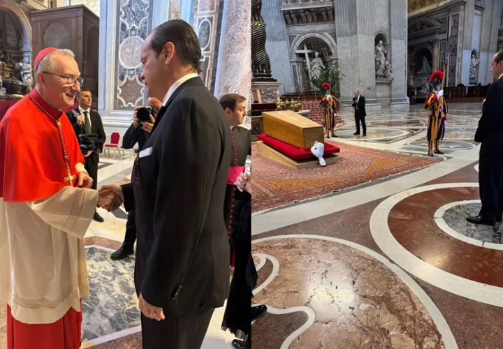 El ministro de Relaciones Exteriores rindió honor ante el cuerpo presente de su santidad el papa Francisco. Foto: Cancillería