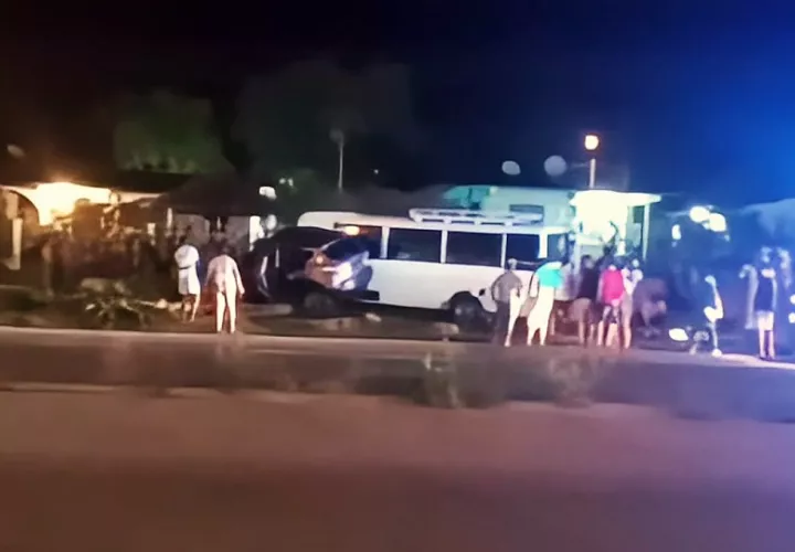 Informes preliminares sobre el accidente revelan que el conductor de la camioneta, al intentar realizar un giro indebido sobre la vía, colisionando al microbús. Foto. Cortesía