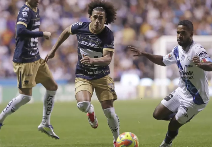 Adalberto 'Coco' Carrasquilla (cent.) anotó su primer gol con Pumas. Foto:EFE