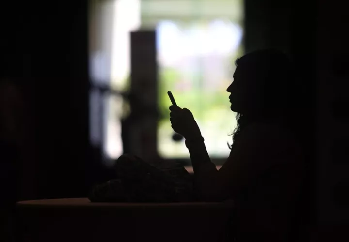 Las redes sociales no son más perjudiciales que otras actividades frente a una pantalla. Foto: EFE