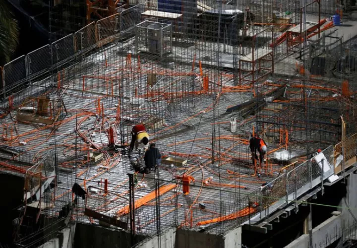 Hombres trabajando en la construcción de un edificio, en Santiago de Chile (Chile). Foto: EFE