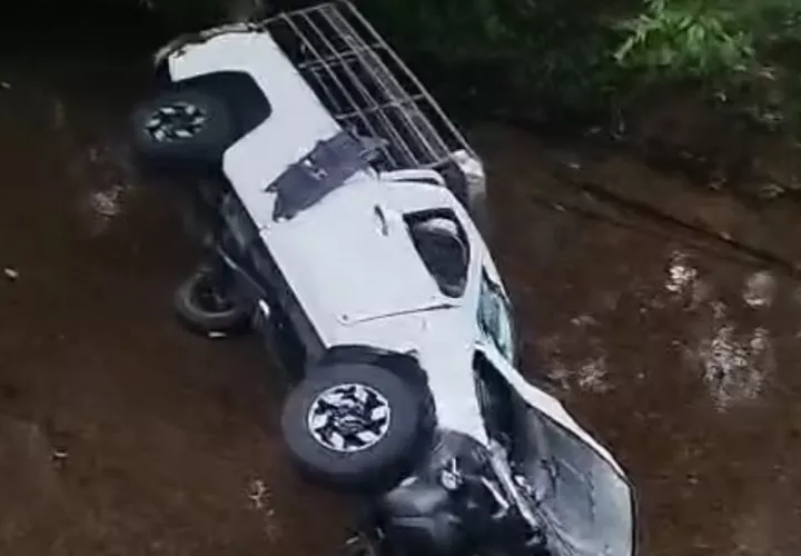 Se presume que el conductor del vehículo tipo pick-up, color blanco, perdió el control y fue a dar al río, a eso de las 8:00 de la noche del sábado. Foto. Diómedes Sánchez